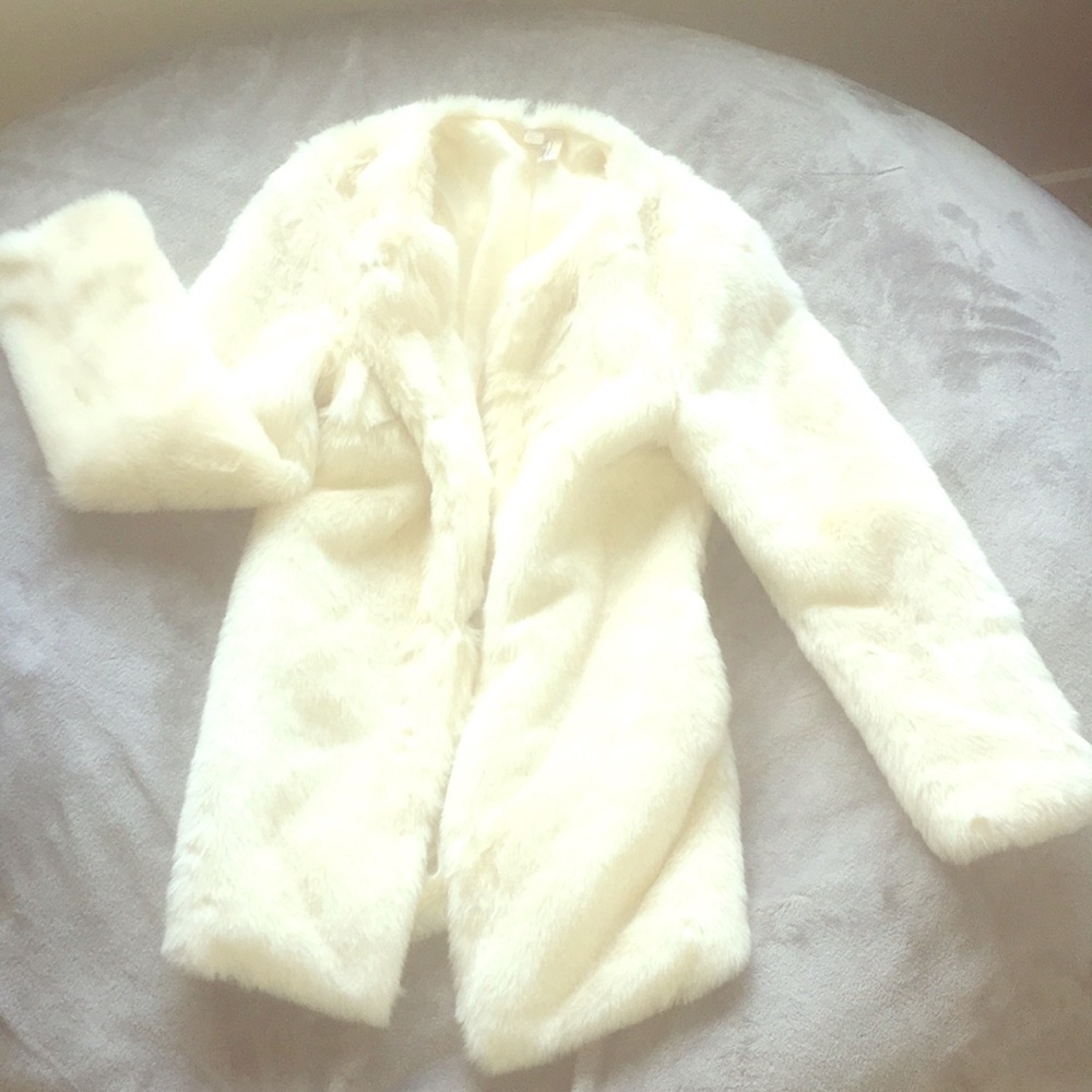 ✨ Glam White Faux Fur!! EUC! ✨